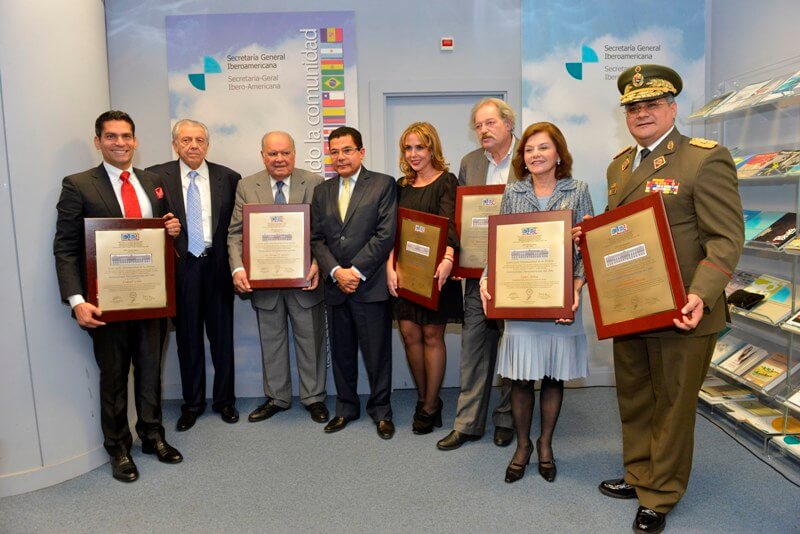 Álvaro Julio Martínez, acompañado de los diferentes galardonados